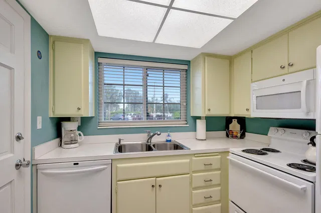 Unit 108 photo 18
