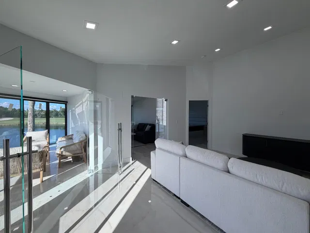 Unit 1805 photo 3