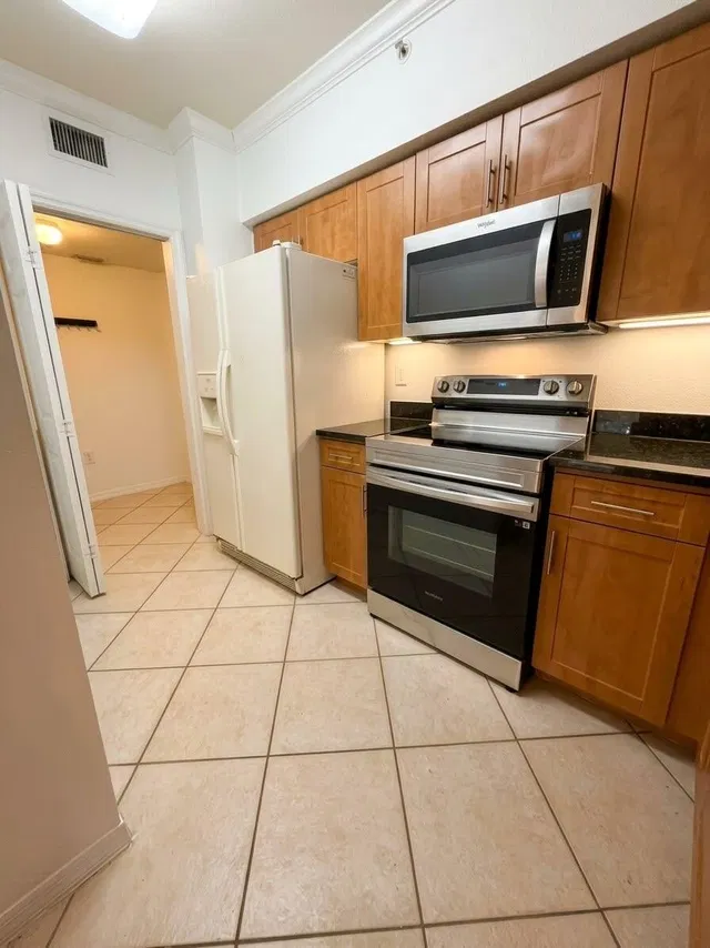 Unit 208 photo 5