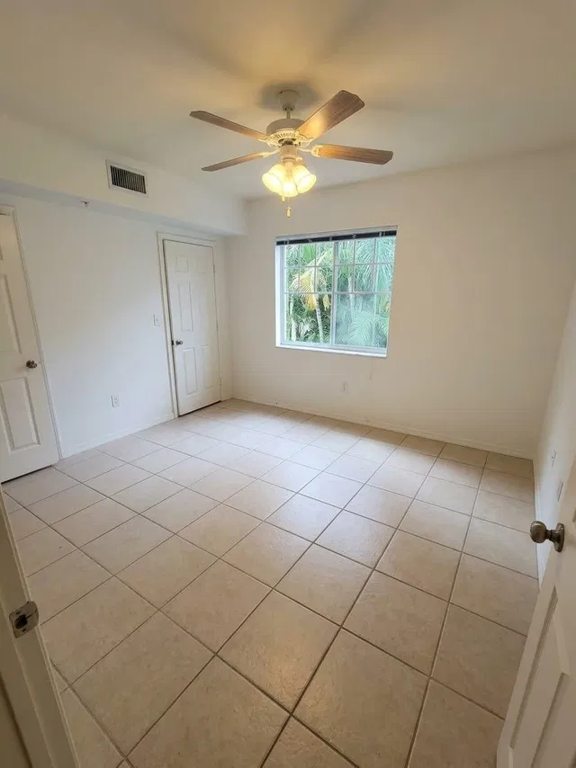 Unit 208 photo 11