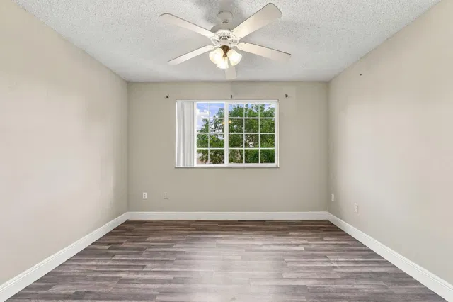 Unit 1410 photo 2