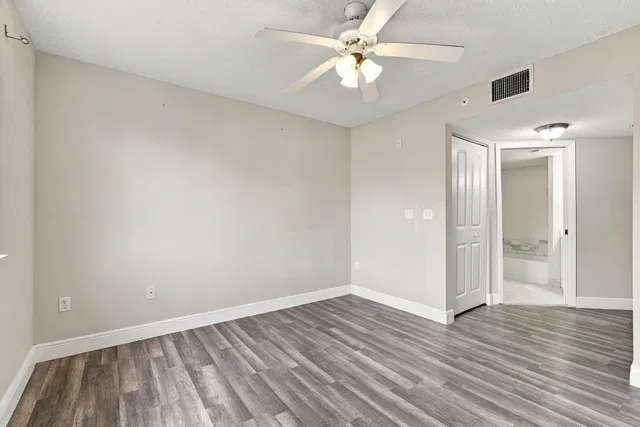 Unit 1410 photo 3
