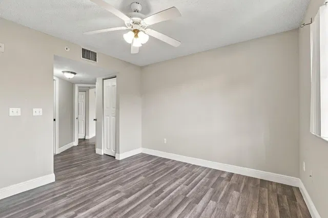 Unit 1410 photo 4