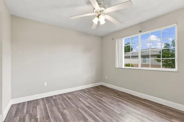 Unit 1410 photo 5