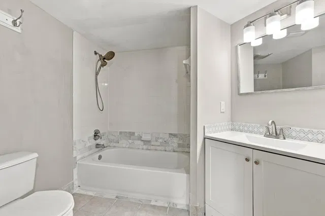 Unit 1410 photo 7