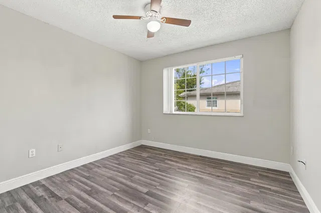 Unit 1410 photo 8