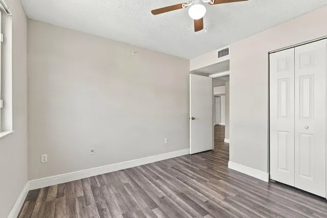 Unit 1410 photo 10