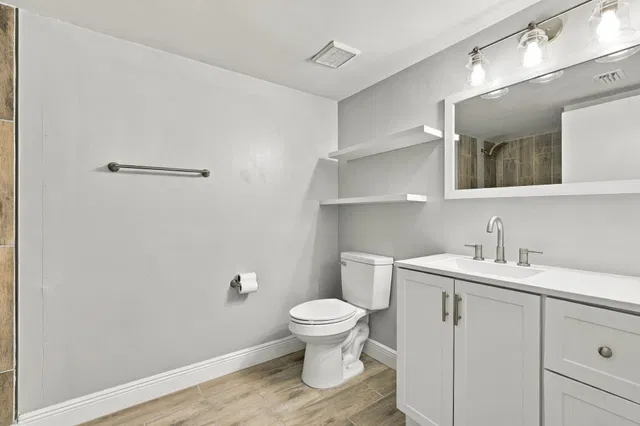 Unit 1410 photo 11