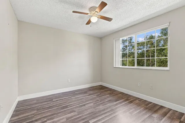 Unit 1410 photo 17