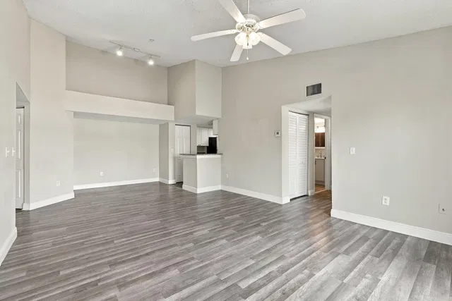 Unit 1410 photo 28