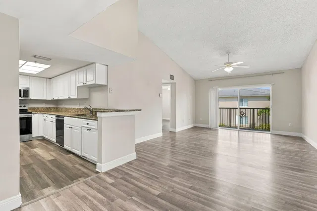 Unit 1410 photo 30