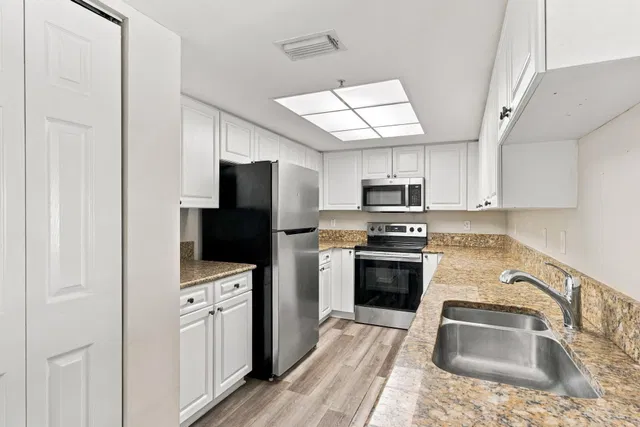 Unit 1410 photo 31