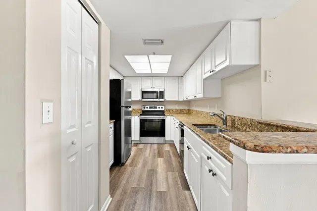 Unit 1410 photo 33
