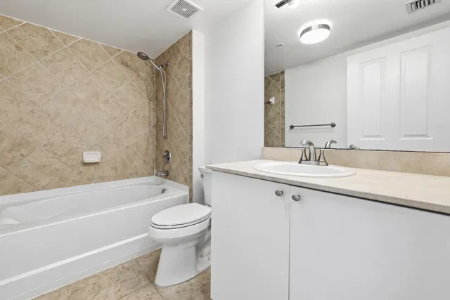 The Prado Unit 825 photo 10