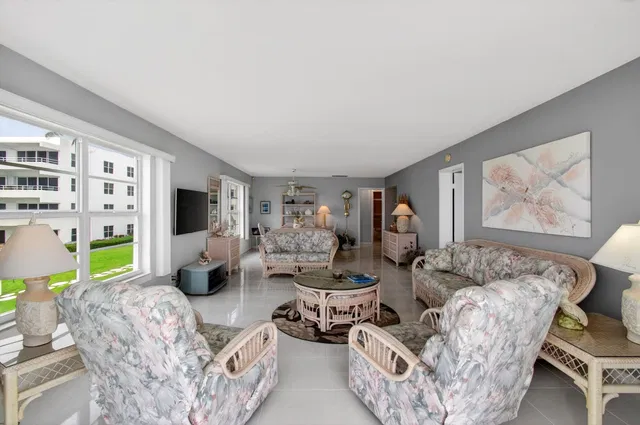 Unit 21 photo 15