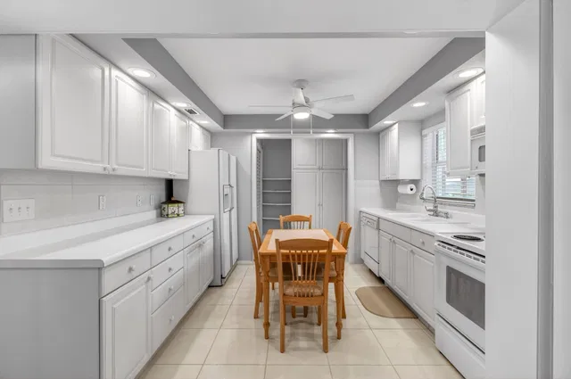 Unit 21 photo 17