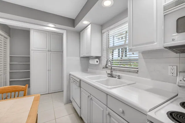 Unit 21 photo 18
