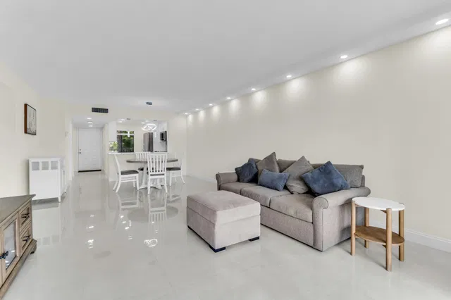 Unit 208 photo 11