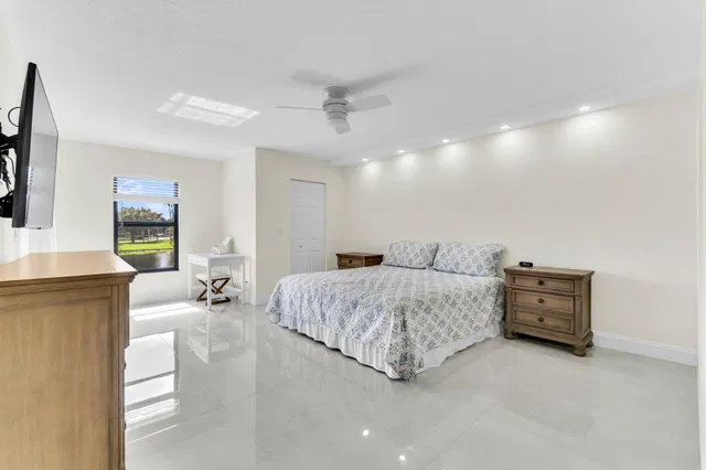 Unit 208 photo 20