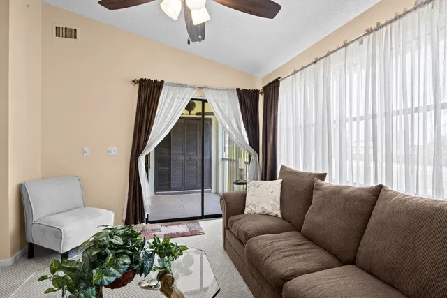 Residence photo 17