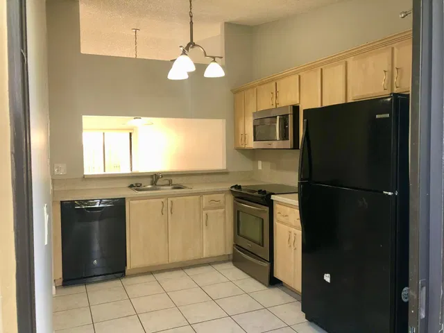 Unit C4 photo 2