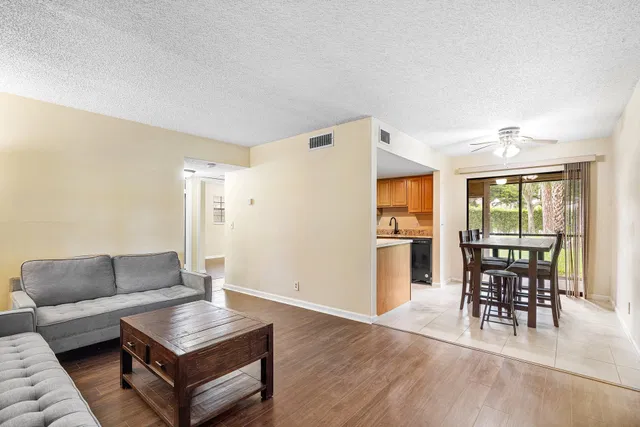 Residence photo 5