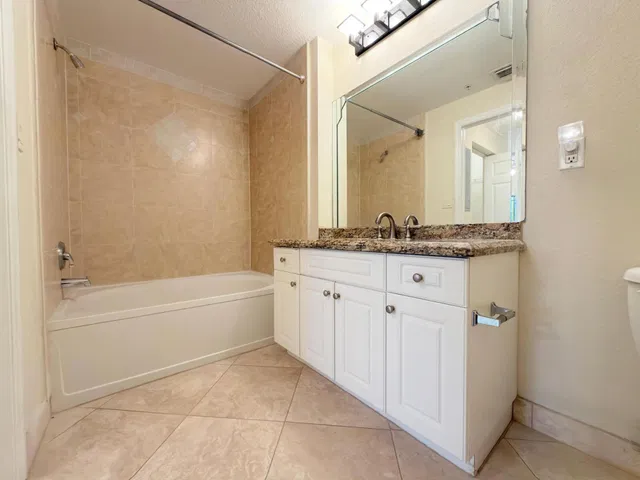 Unit 204 photo 5