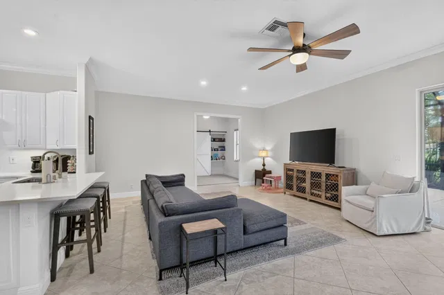Residence photo 12