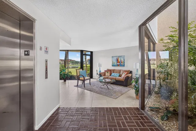 Unit 225 photo 6