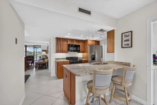 Unit 225 photo 18