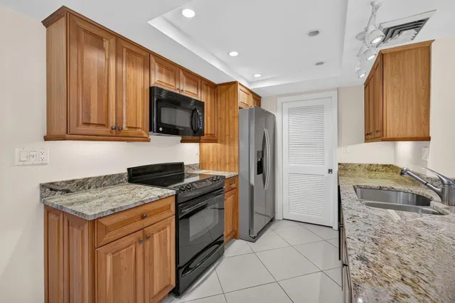 Unit 225 photo 21