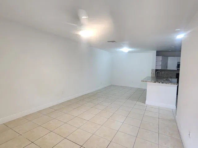 Unit 208 photo 4
