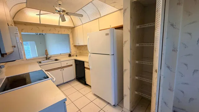 Unit 927 photo 5