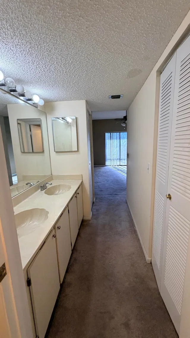 Unit 927 photo 18