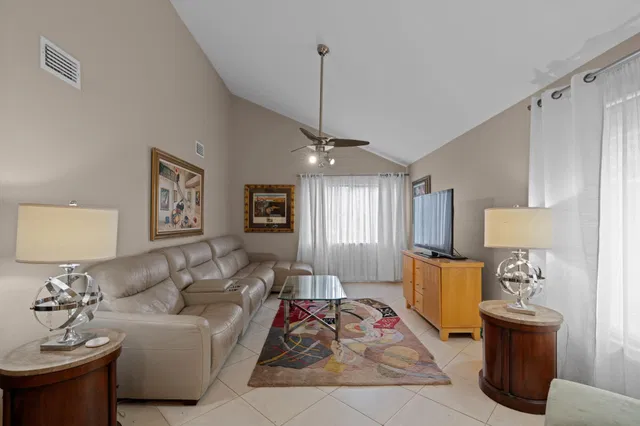 Residence photo 3