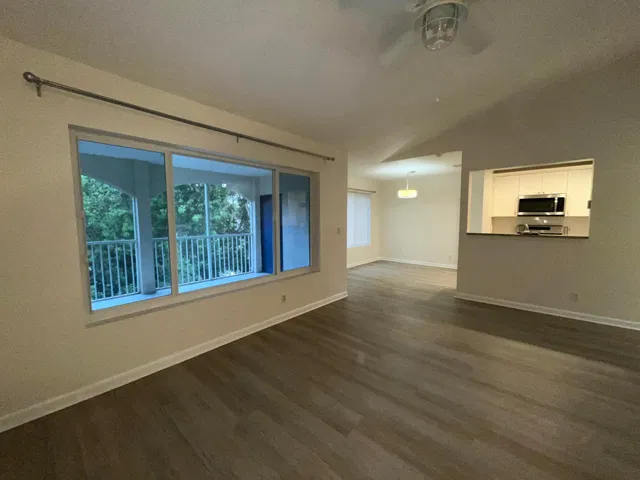 Unit 11-203 photo 2