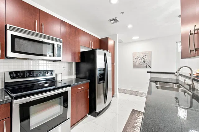 The Edge Unit 1404 photo 13