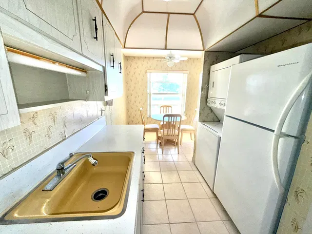 Unit 203 photo 4
