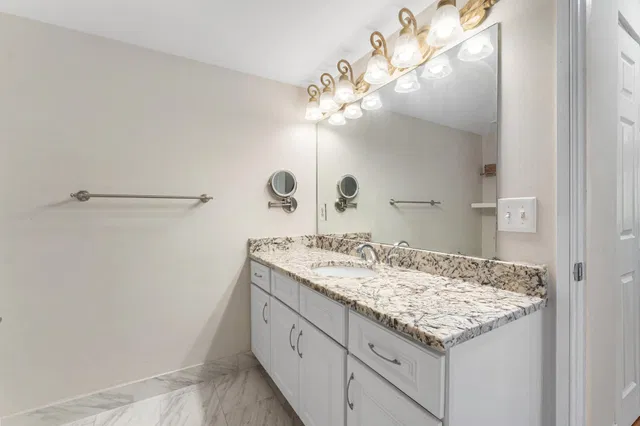 Unit 108 photo 18