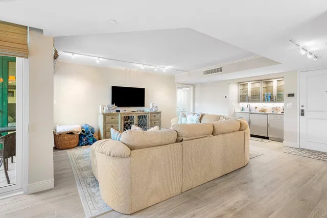 Mizner Court Unit 414 photo 4