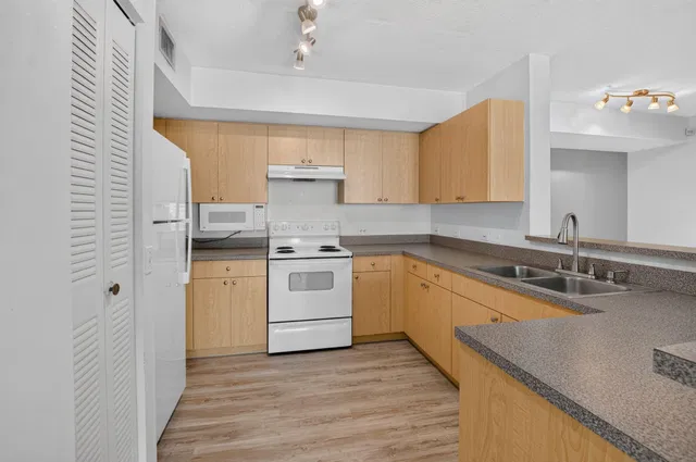  Unit 213 photo 14