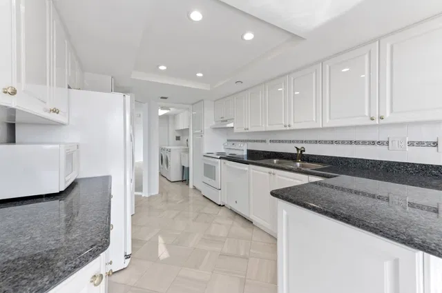  Unit 1004 photo 15
