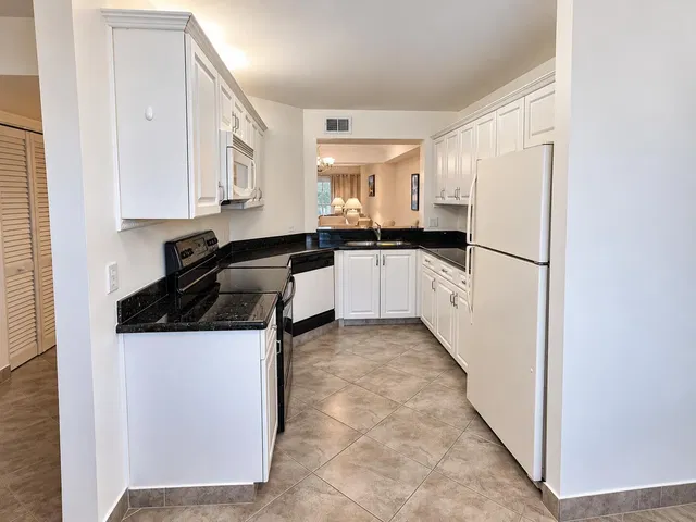 Unit 203 photo 4