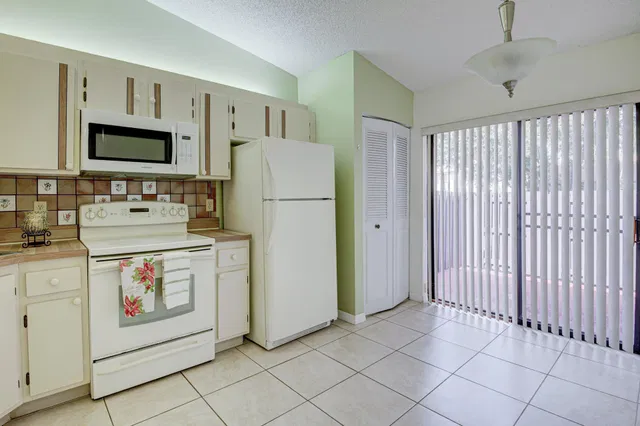 Unit C photo 17