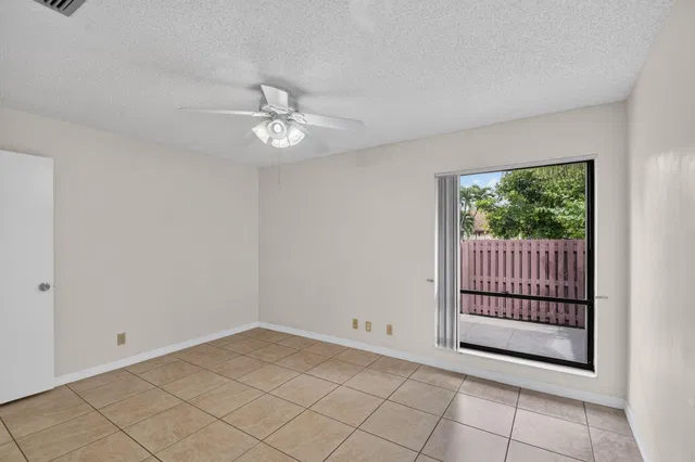 Unit C photo 32