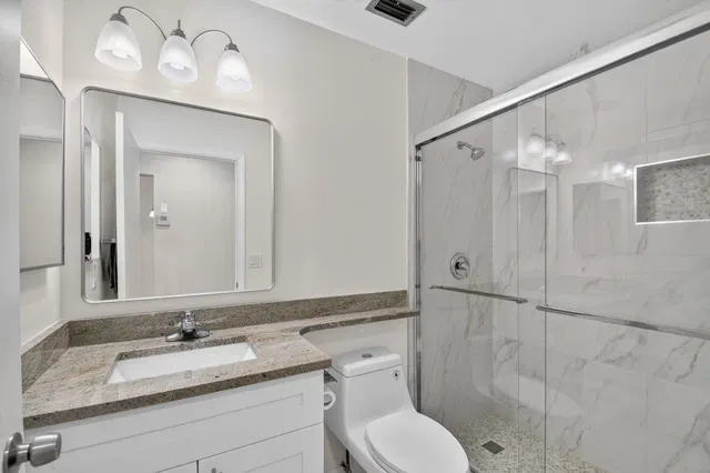 Unit C photo 34