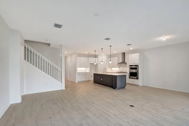  Residence photo 6
