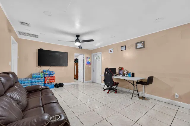 Residence photo 8