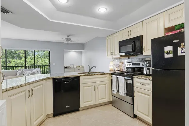 Unit B404 photo 3