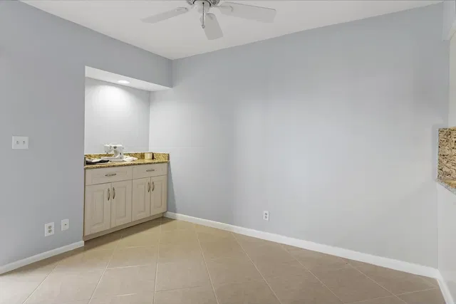 Unit B404 photo 6